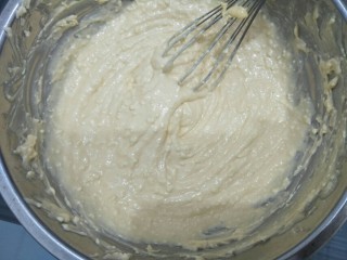 10、拉花半熟芝士蛋糕,搅拌均匀。