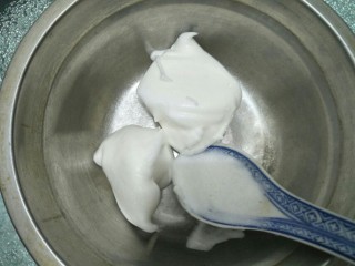 11、拉花半熟芝士蛋糕,蛋清分三次放糖，搅拌到出现纹路，勺出两匙出来待用。