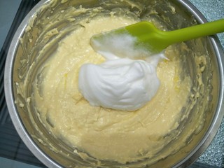 12、拉花半熟芝士蛋糕,将余下蛋白分三次加入奶酪糊中。