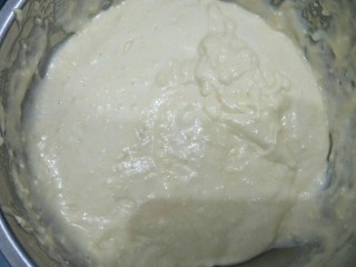 13、拉花半熟芝士蛋糕,搅拌均匀。