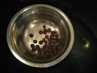 14、拉花半熟芝士蛋糕,巧克力隔热水融化。