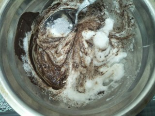 15、拉花半熟芝士蛋糕,稍微放凉后放入蛋白混合均匀。