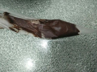 16、拉花半熟芝士蛋糕,将巧克力糊放入裱花袋中。