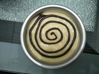 17、拉花半熟芝士蛋糕,蛋糕糊放入模具中震出汽泡，用巧克力画一个圈。