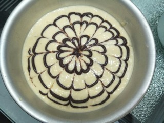 18、拉花半熟芝士蛋糕,用牙签从外往圆点划一下，围着圈画成花型。