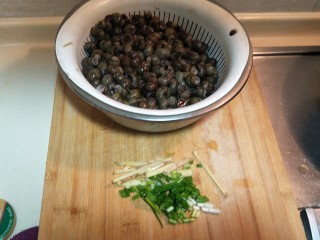 1、炒螺丝,螺丝买来洗干净，切一点小葱和姜丝。