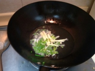 2、炒螺丝,大火烧热倒油，等油烧冒烟了，倒入葱和姜丝。