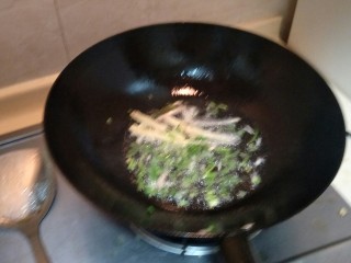 3、炒螺丝,煸炒一下。