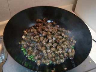 4、炒螺丝,放入螺丝。