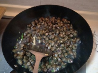 5、炒螺丝,大火煸炒一分钟。