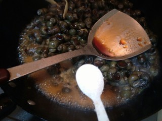 8、炒螺丝,再放入一大勺糖。