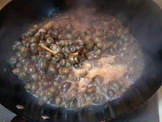 10、炒螺丝,大火煮一分钟。