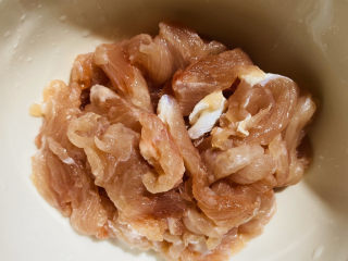 2、瘦肉炒河粉,瘦肉切片。