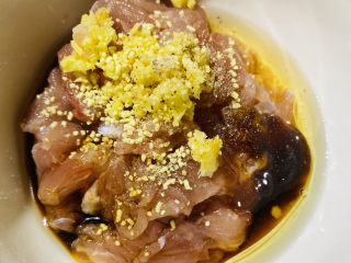 3、瘦肉炒河粉,放入少许胡椒粉，姜末，料酒一勺。生抽，蚝油，鸡粉各半勺。抓拌均匀腌制十分钟。