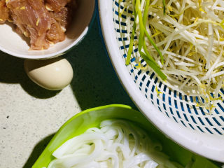 4、瘦肉炒河粉,豆芽，葱洗干净，准备鸡蛋一个。