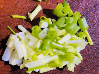 5、瘦肉炒河粉,切葱花备用。