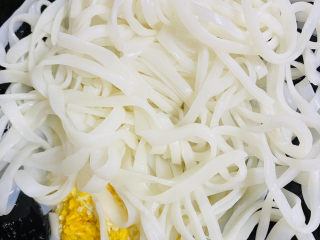 9、瘦肉炒河粉,放入河粉快速翻炒。