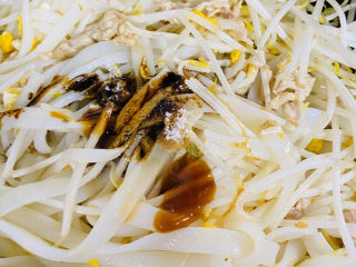 11、瘦肉炒河粉,放入半勺蚝油，生抽，盐，老抽快速翻炒均匀。