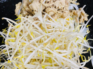 10、瘦肉炒河粉,放入豆芽，滑好油的瘦肉片继续翻炒。