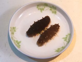 2、元气早餐 砂锅海参小米粥,把即食海参清洗干净