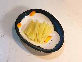 5、元气早餐 砂锅海参小米粥,把另一半鲜姜切成细丝