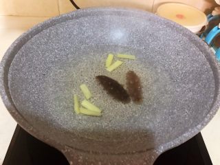 7、元气早餐 砂锅海参小米粥,加入海参,煮3分钟,去除海参的腥味