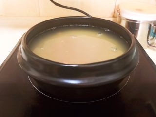 12、元气早餐 砂锅海参小米粥,把砂锅放在电陶炉上,大火烧开后小火慢炖40分钟