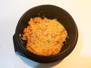 10、元气早餐 砂锅海参小米粥,淘米后把小米和花生米倒入砂锅