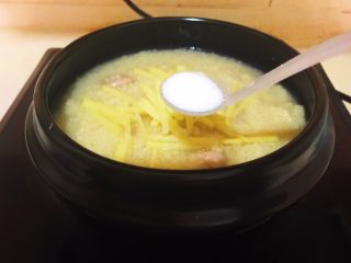 15、元气早餐 砂锅海参小米粥,加入精盐