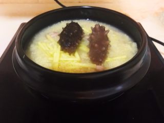 17、元气早餐 砂锅海参小米粥,加入海参,煮3分钟