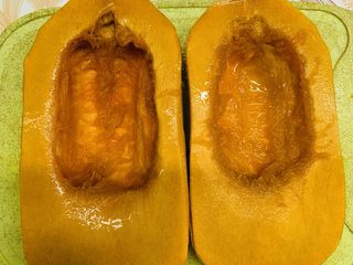 3、焦糖南瓜布丁,对半切开把籽去掉。