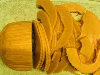 4、焦糖南瓜布丁,切薄片准备蒸锅。