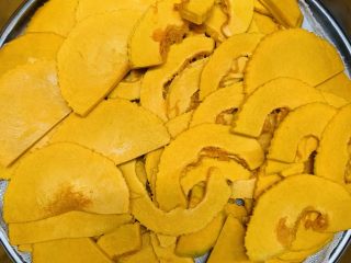 5、焦糖南瓜布丁,均匀铺在笼屉上,冷水上锅蒸25分钟,筷子轻轻可以插透南瓜就是熟了。