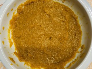 7、焦糖南瓜布丁,单独碾直到没有大颗粒南瓜就可以啦。
