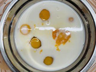 12、焦糖南瓜布丁,打入鸡蛋。