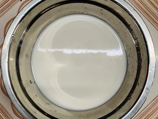 10、焦糖南瓜布丁,另外盆里准备牛奶。