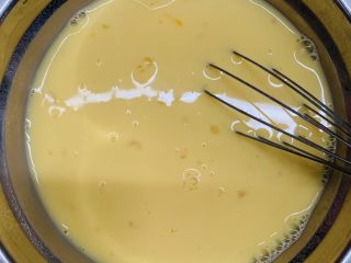 13、焦糖南瓜布丁,手抽搅拌均匀直到没有鸡蛋液块结。