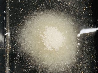 18、焦糖南瓜布丁,加入白糖。