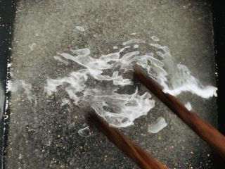 19、焦糖南瓜布丁,开小火边煮边把糖水搅拌均匀。