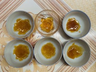 23、焦糖南瓜布丁,依次倒入模具里。