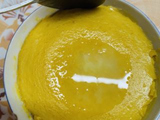 27、焦糖南瓜布丁,晾凉后再撕开保鲜膜。