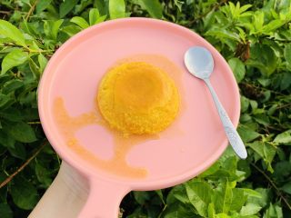 28、焦糖南瓜布丁,倒扣放冰箱冷藏至冰冷才好吃。