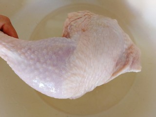 1、鸡汤馄饨,鸡全腿一个，清水洗净冷水浸泡一个小时以上，去除血水，冲洗干净。