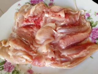 2、鸡汤馄饨,把鸡腿去骨，剔除鸡皮。