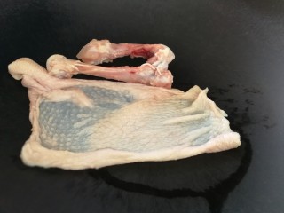 3、鸡汤馄饨,把鸡皮和鸡骨放在锅里，不放油小火，煎出鸡油，然后加开水。