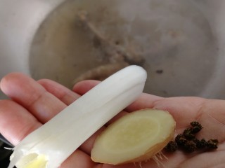 4、鸡汤馄饨,放一段葱白，一片姜，几粒麻椒。