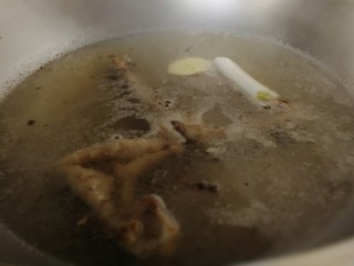 5、鸡汤馄饨,煮开盖上锅盖，小火煮20分钟。