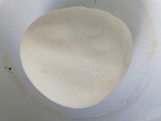 7、鸡汤馄饨,煮汤的时候准备馄饨皮。一大碗面粉，凉水揉成光滑面团。盖上盖子饧面。