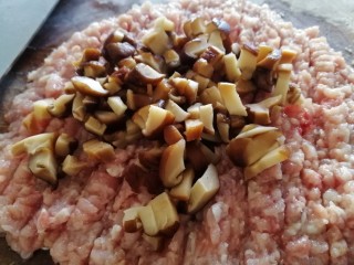 8、鸡汤馄饨,准备馄饨馅：鸡腿肉和香菇剁碎。