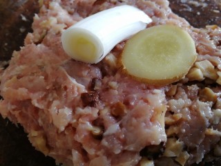 9、鸡汤馄饨,加一段葱白，一片姜剁碎。